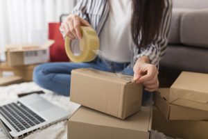 พันเทปปิดกล่องไปรษณีย์